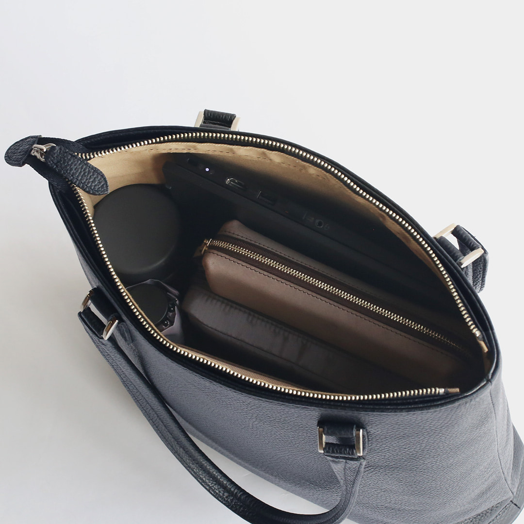 シュリンクレザートートに荷物を収納