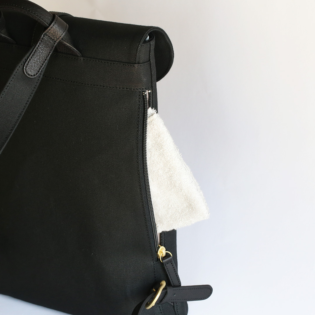 8号帆布リュック 背面のファスナーポケット