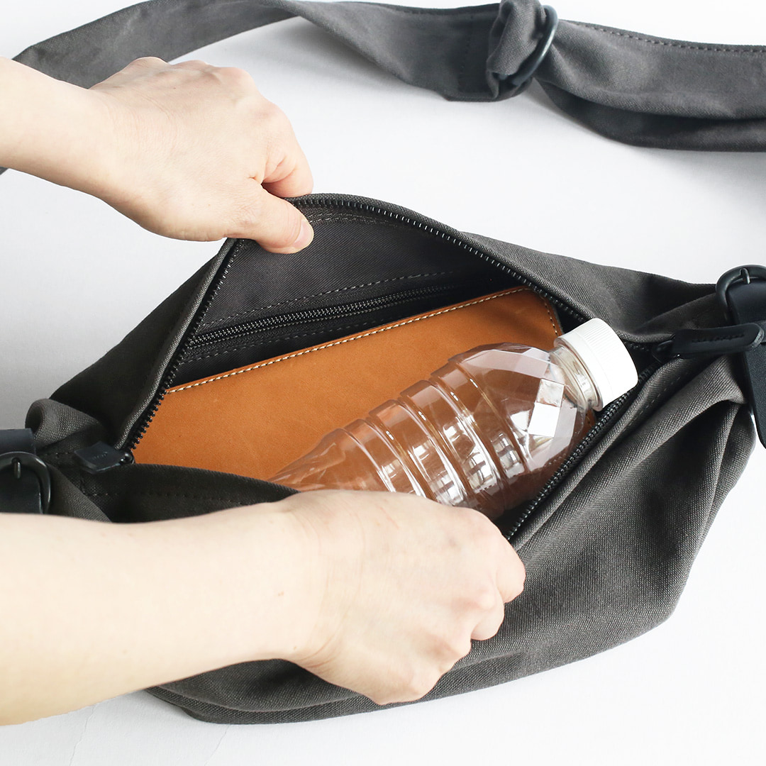 備長炭染め帆布ボディバッグミニに長財布とペットボトルを収納