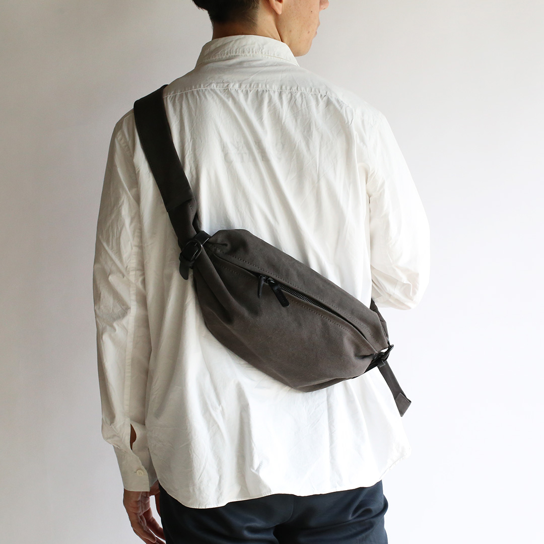 備長炭染め帆布ボディバッグミニ モデル着用