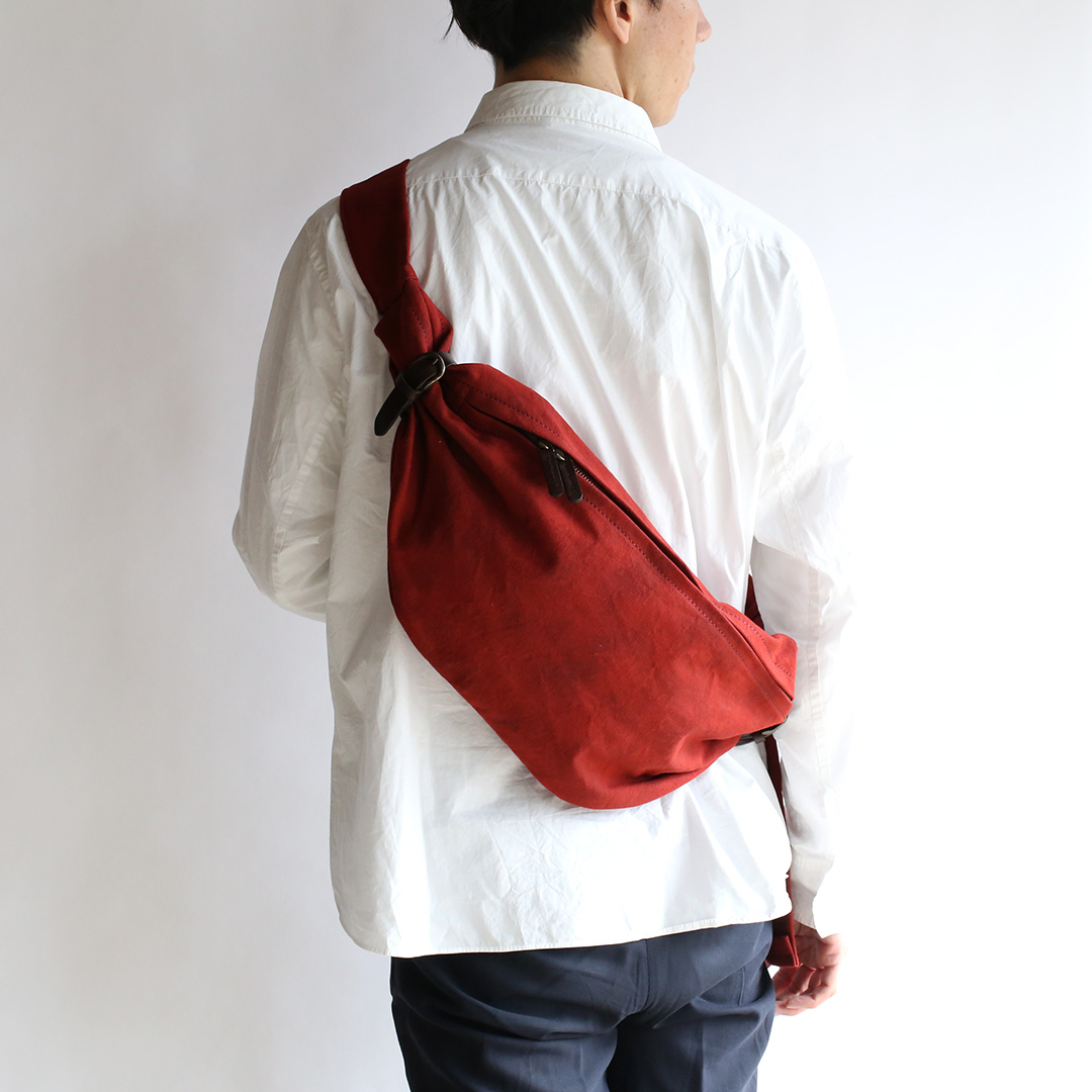 備長炭染め帆布ボディバッグモデル着用