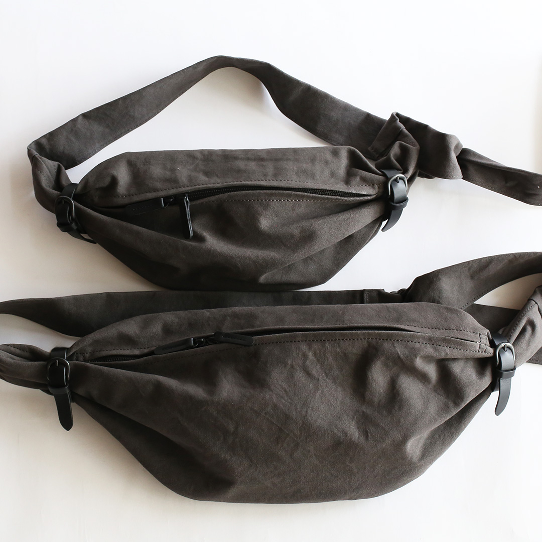 備長炭染め帆布ボディバッグミニサイズと備長炭染め帆布ボディバッグ