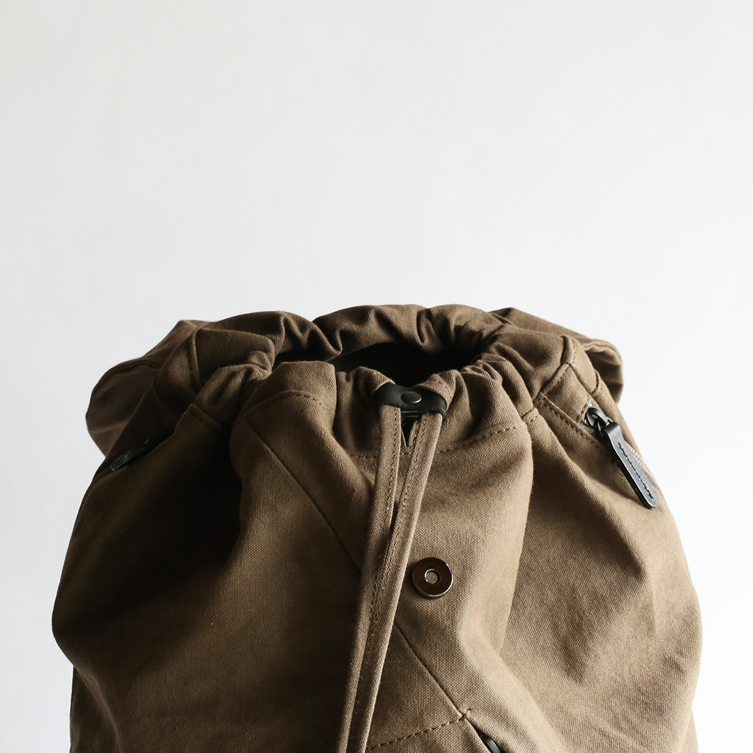 備長炭染め帆布リュックサックの開口部