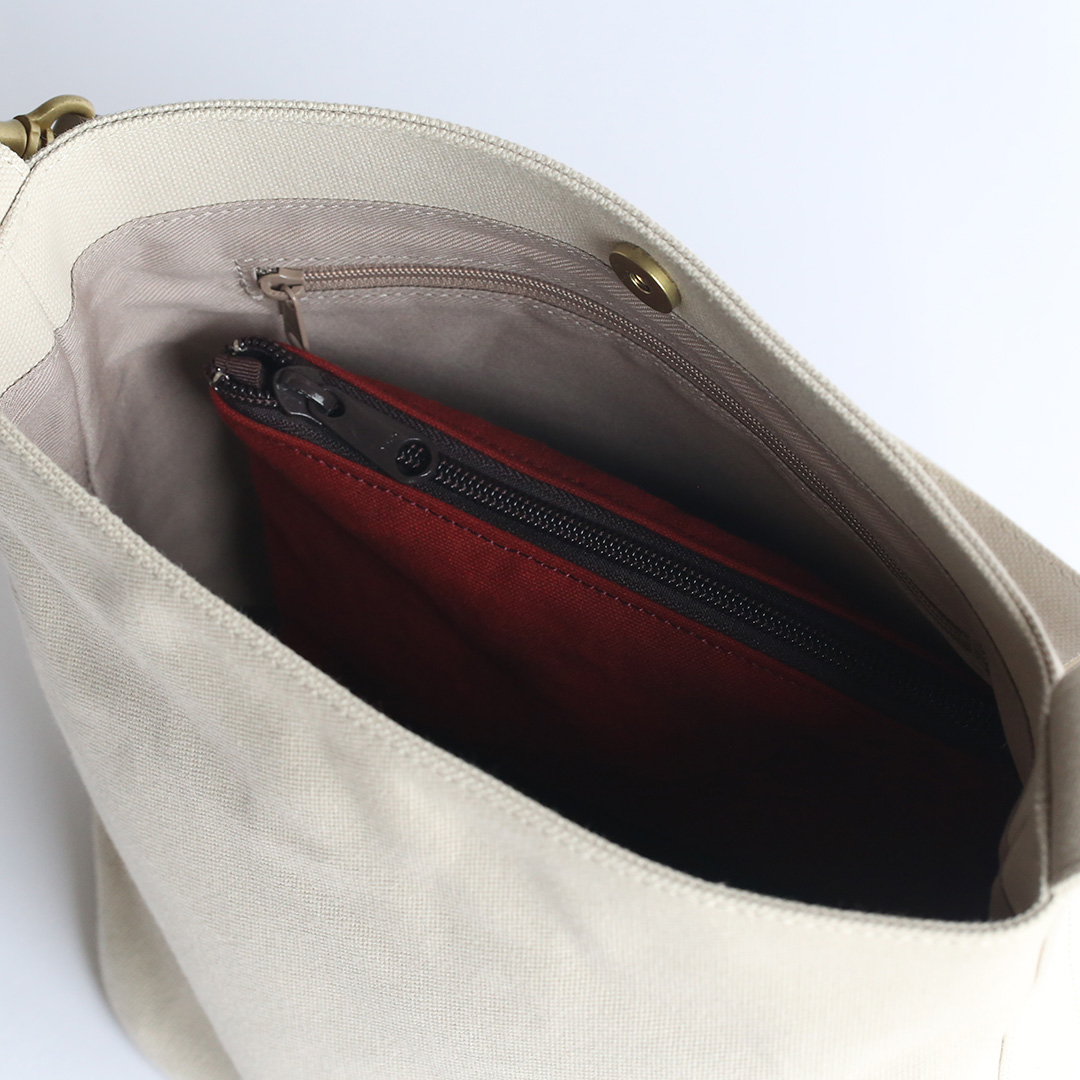 備長炭染め帆布ミニポーチ バッグの中に収納