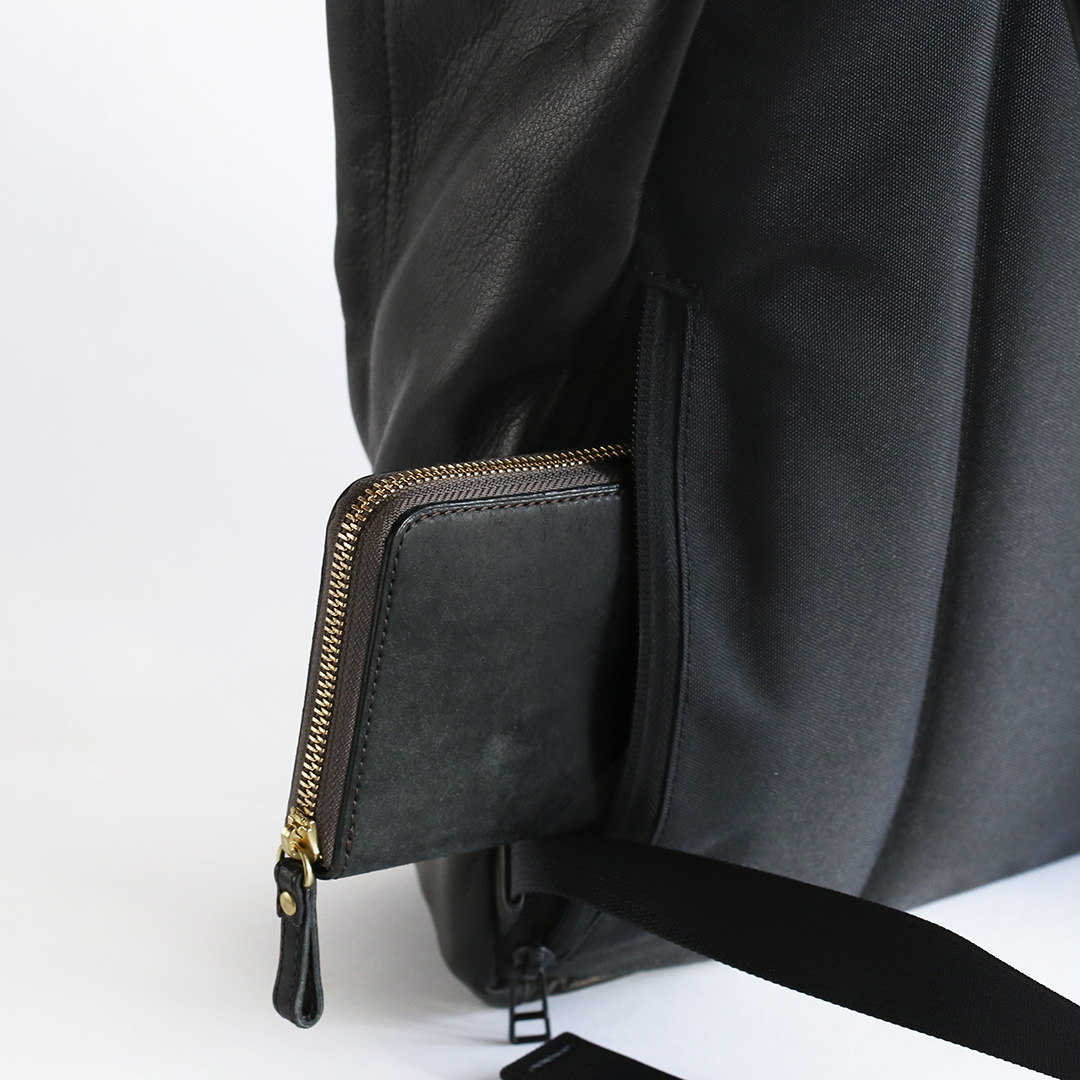 レザーデイパック 背面のポケット　