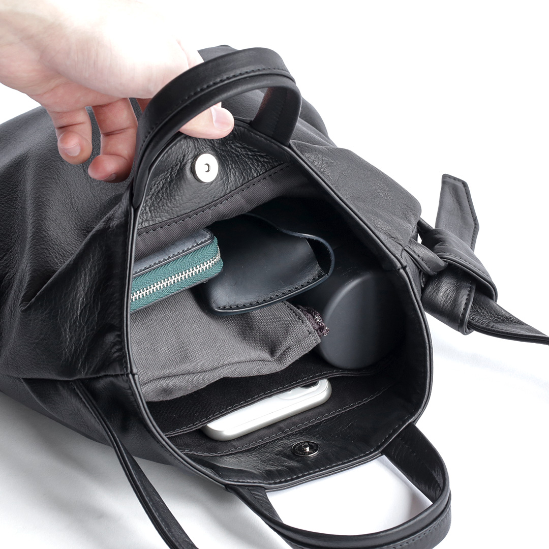 クローク レザーショルダーバッグ メイン収納に荷物を収納　