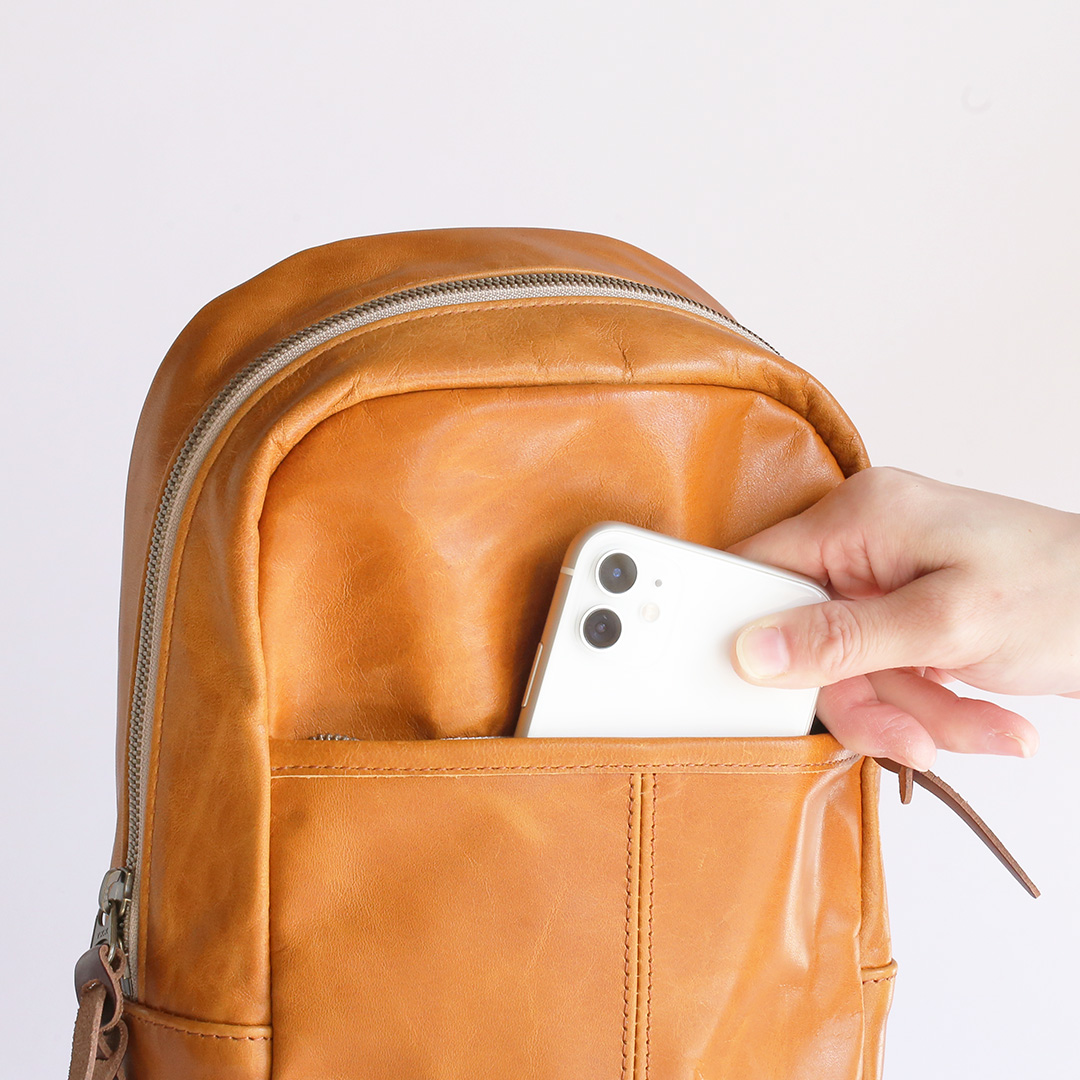 旨し馬革ボディバッグ 前面のポケット