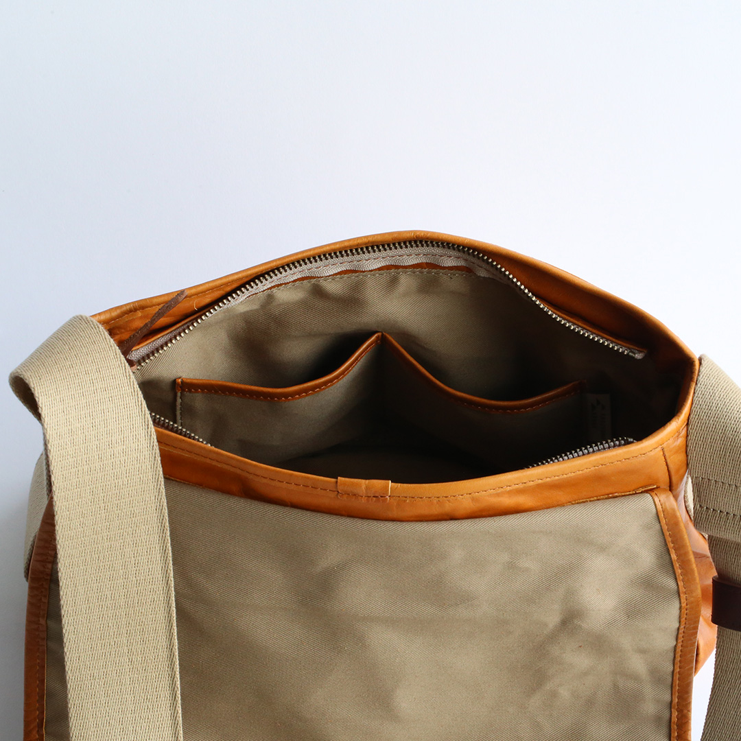 馬革ショルダーバッグのメイン収納の前面側ポケット