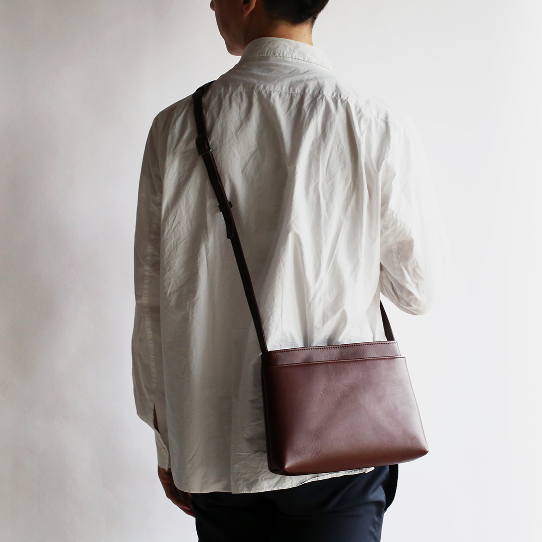 ホーガンズアレイ/レザーサコッシュ モデル着用