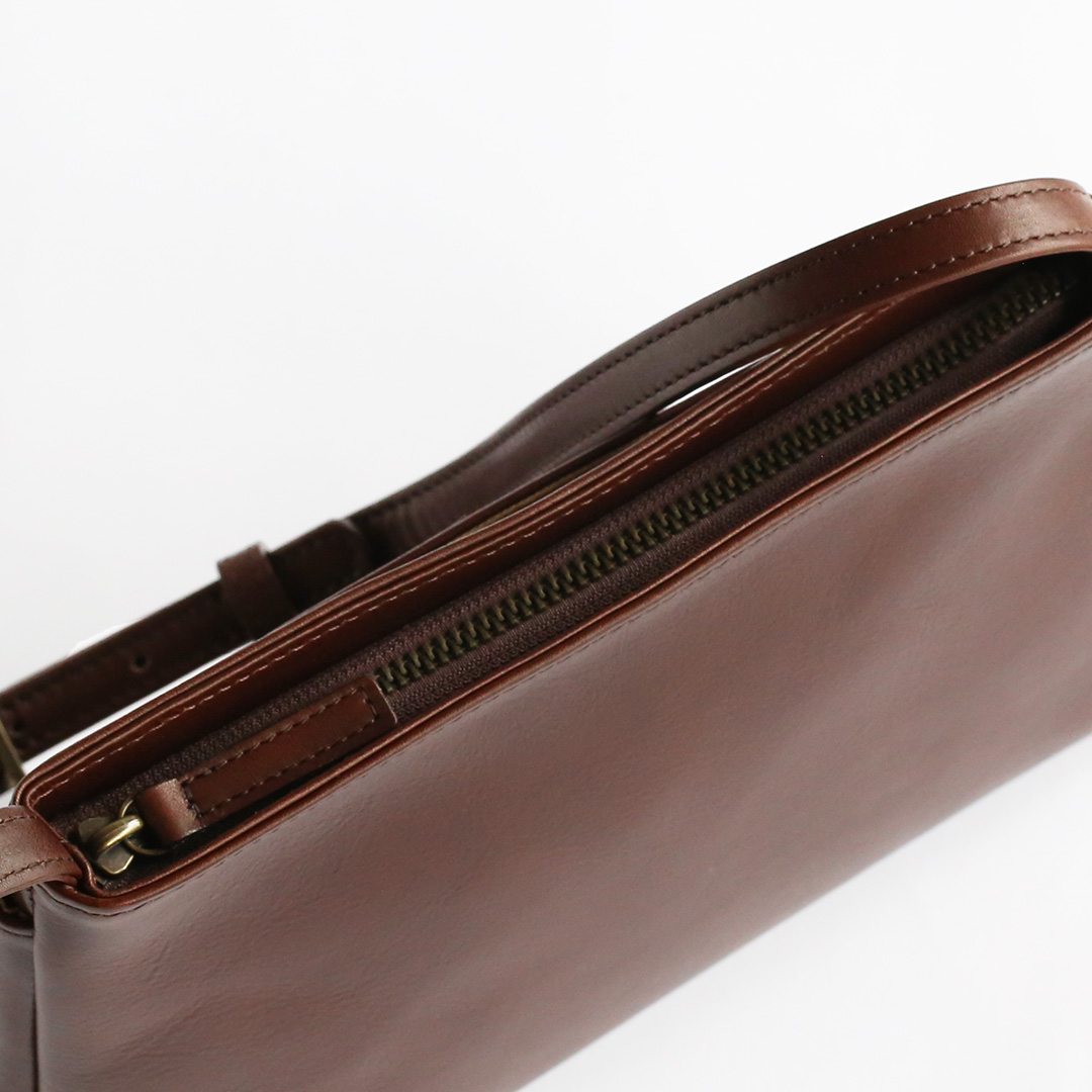 ホーガンズアレイ/レザーサコッシュの開口部ファフナー