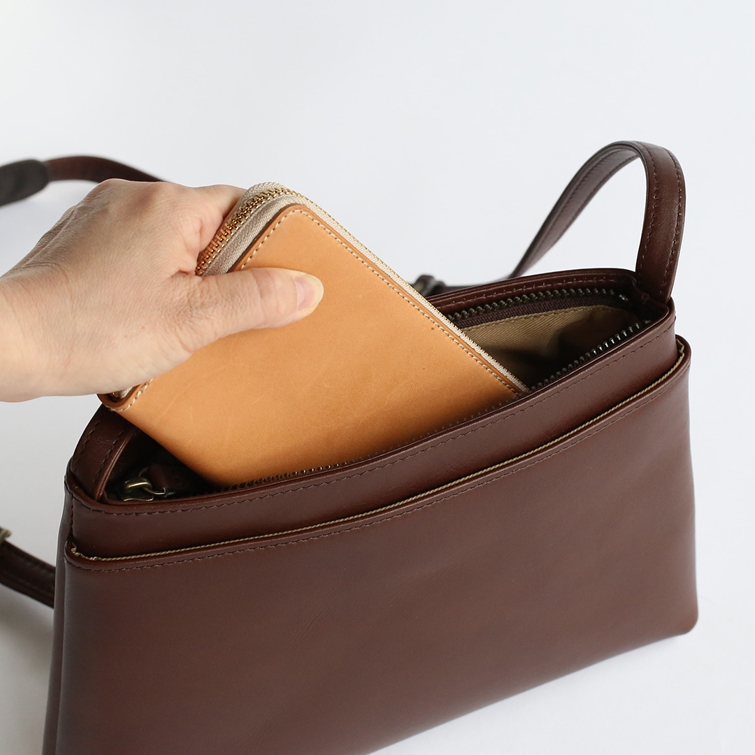 ホーガンズアレイ/レザーサコッシュ メイン収納