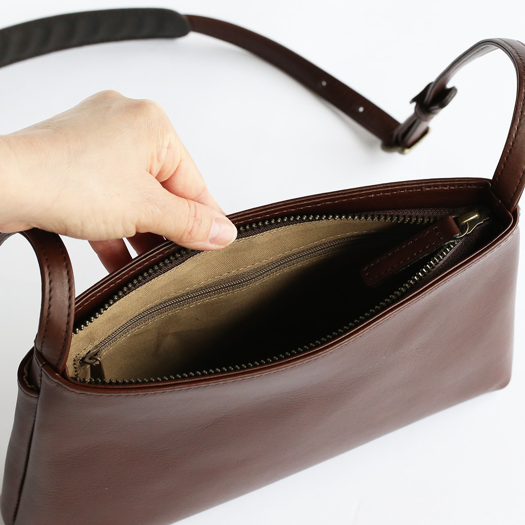 ホーガンズアレイ/レザーサコッシュ 内装のファスナーポケット