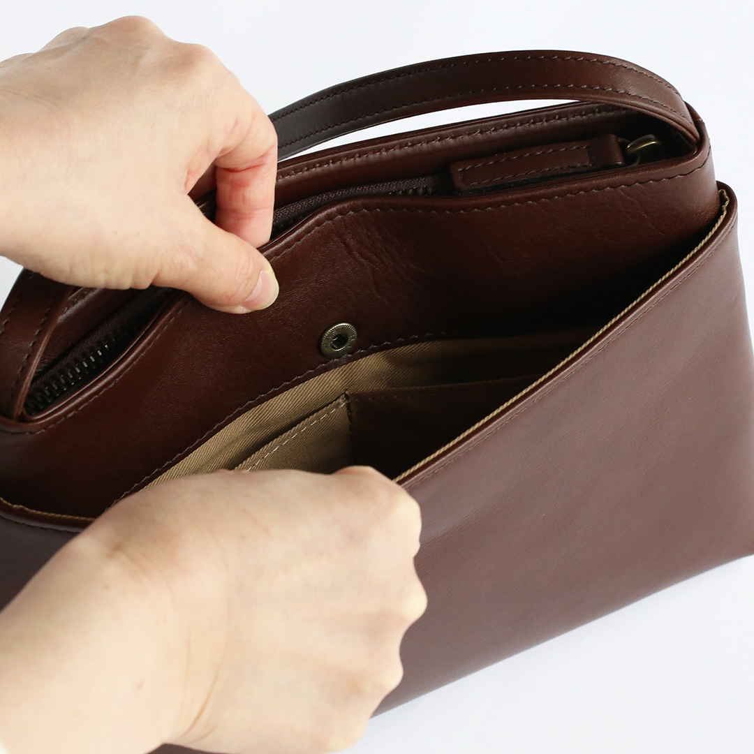 ホーガンズアレイ/レザーサコッシュ 外側のポケット