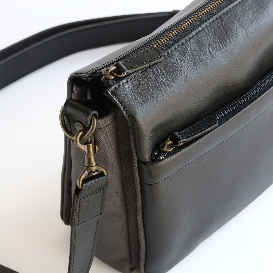 3層式ショルダーバッグ 革と帆布の素材説明