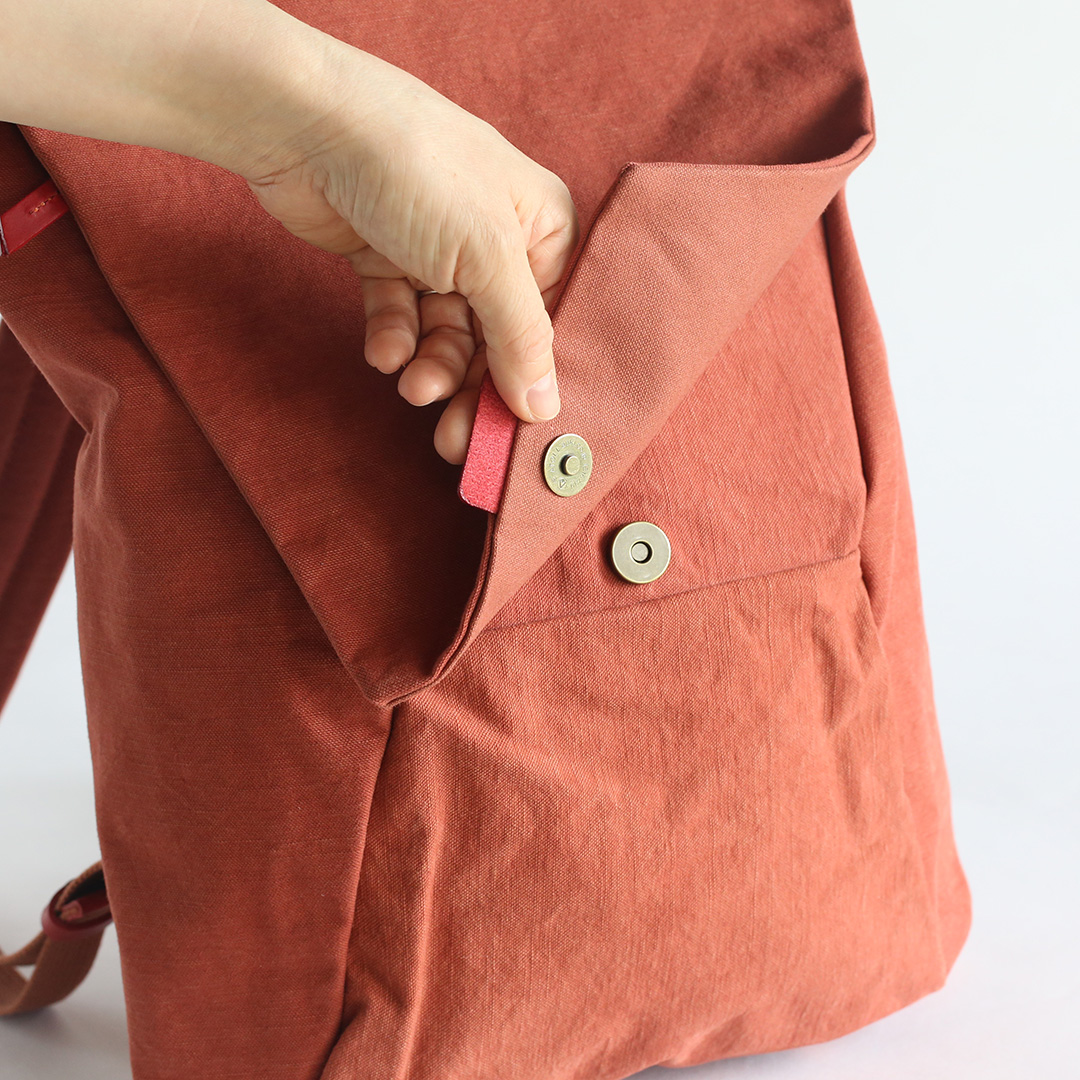 ”求道の布帛(ふはく)” 帆布リュック フラップの開閉