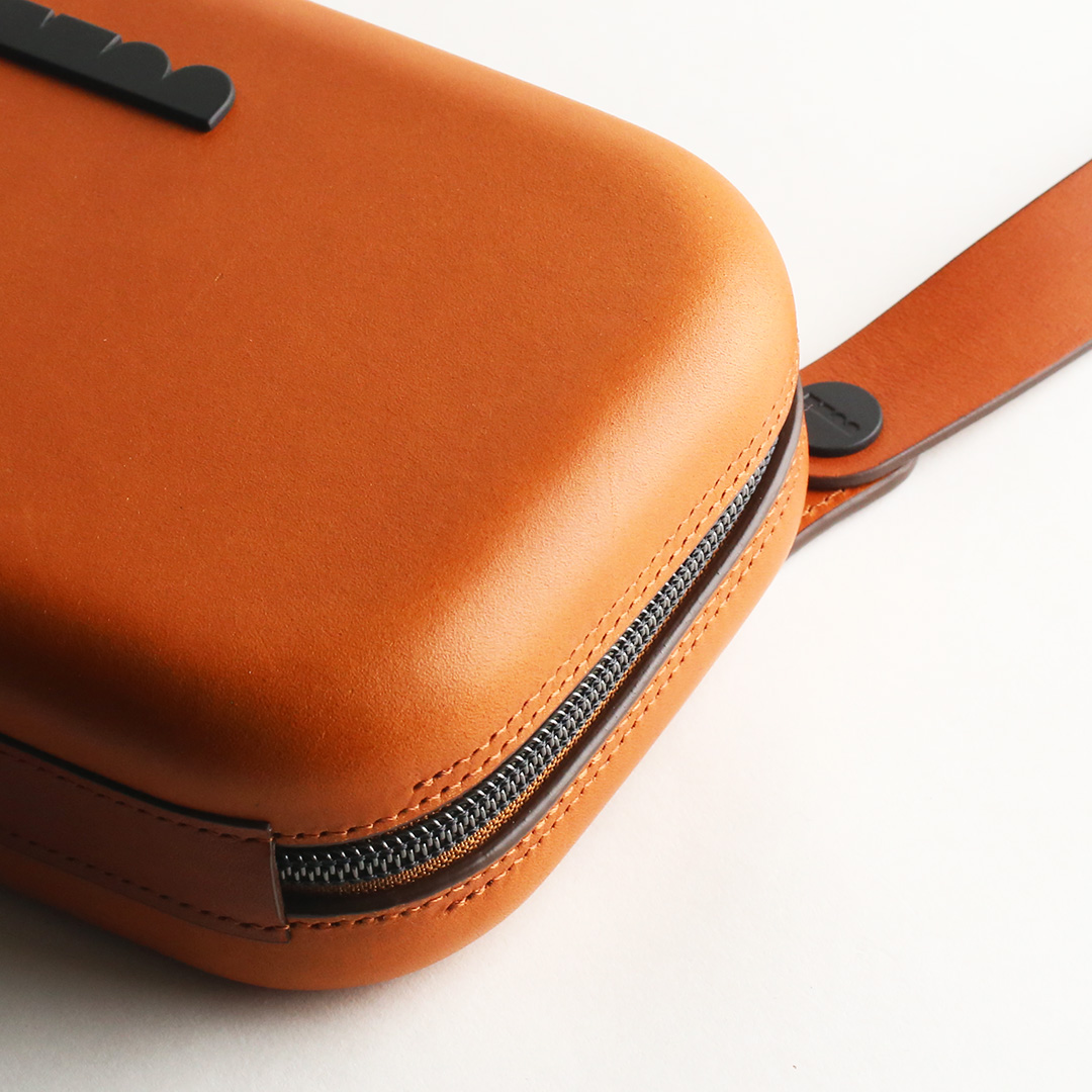 MONTBOOK Tondo トラベルポーチ(横) 革の質感 