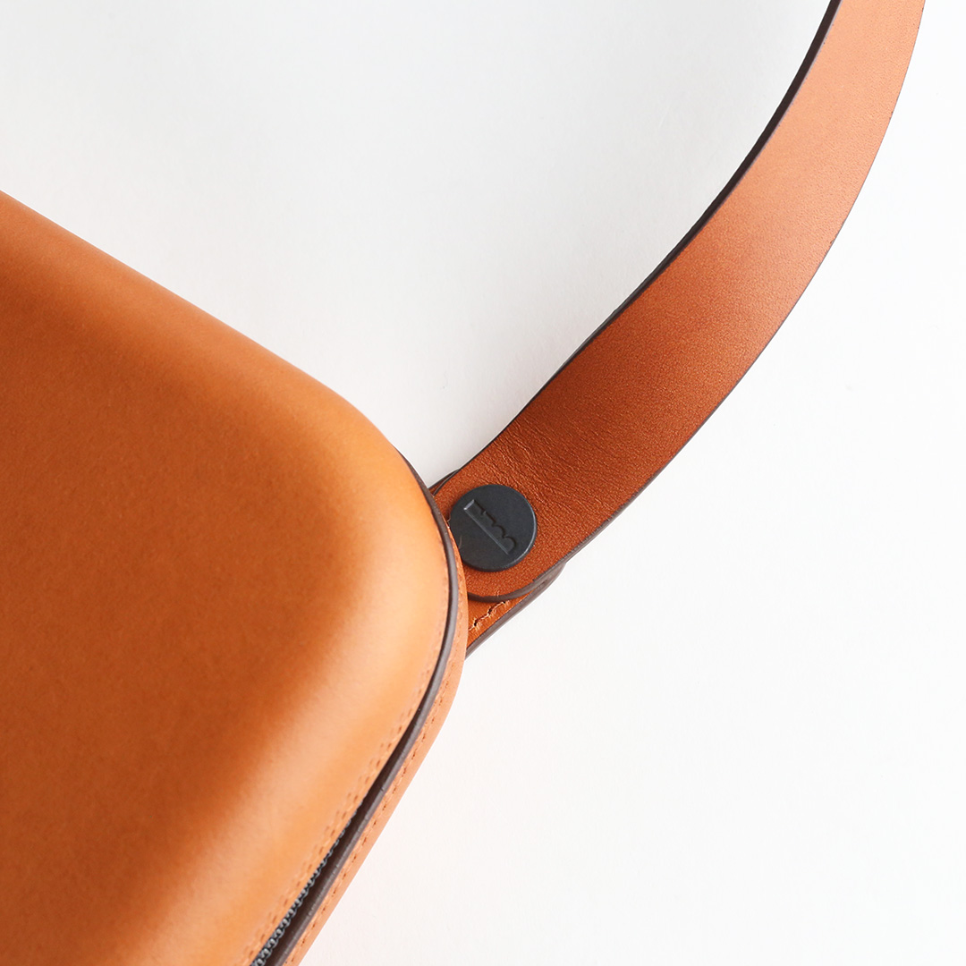 MONTBOOK Tondo トラベルポーチ(横) ショルダーベルト 取り付け位置 