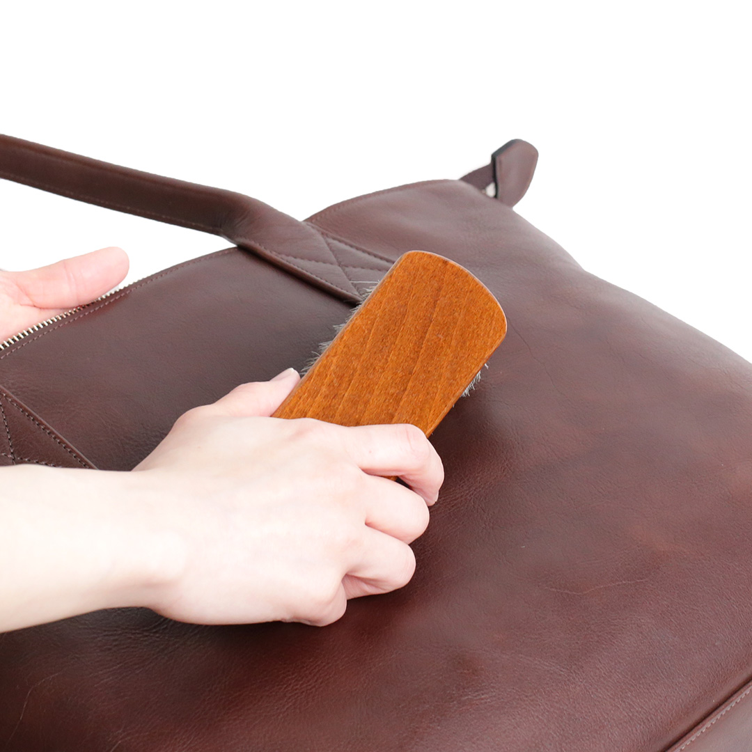 M.MOWBRAY リッチデリケートクリームを使用したお手入れ方法 ブラッシング