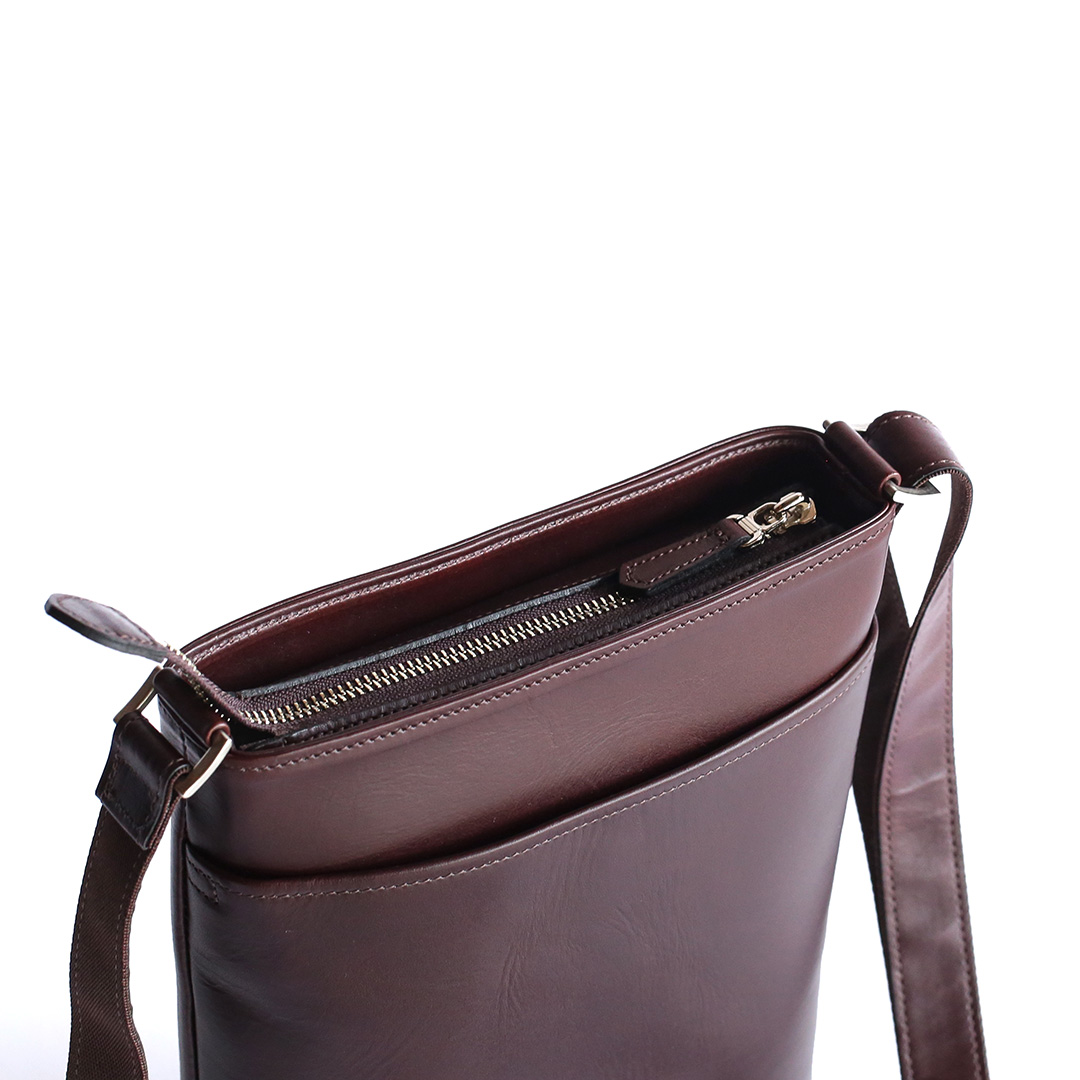 NENKE（ネンケ）レザーショルダーバッグ メイン収納の開閉