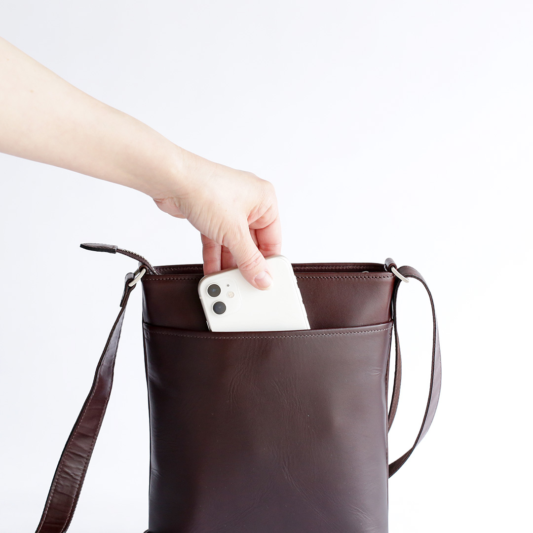 NENKE（ネンケ）レザーショルダーバッグ 背面のオープンポケット