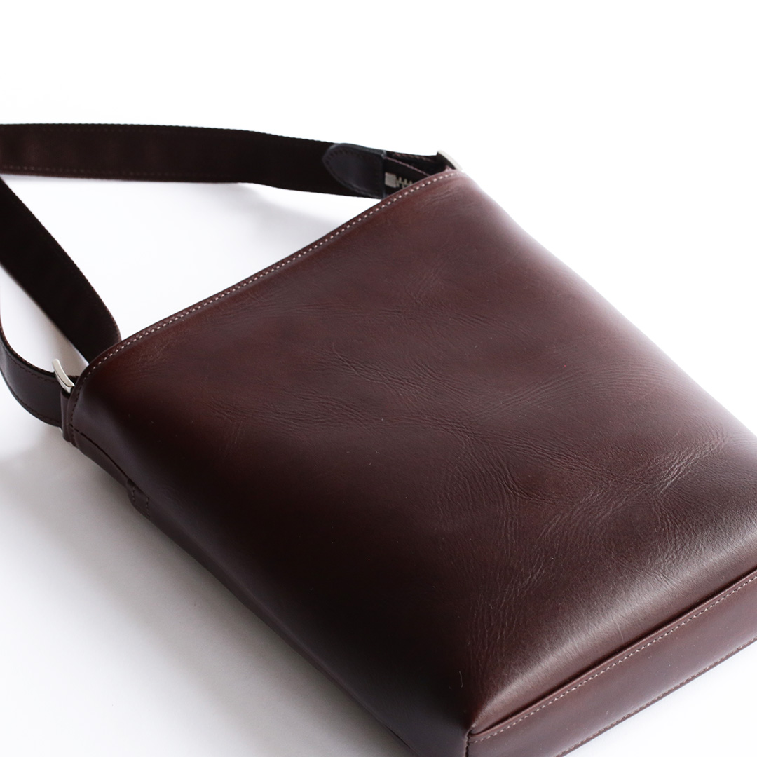 NENKE（ネンケ）レザーショルダーバッグ 革の質感