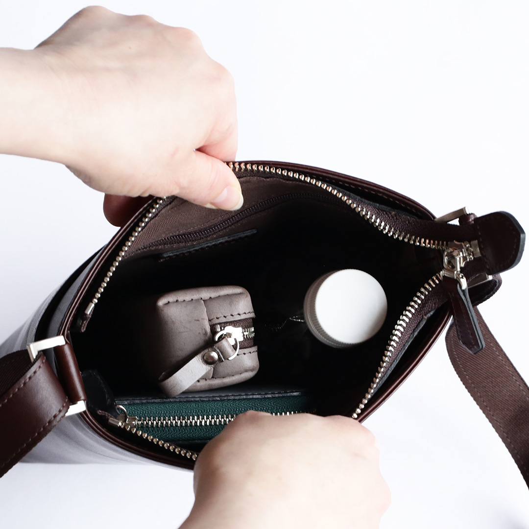 NENKE（ネンケ）レザーショルダーバッグ メイン収納