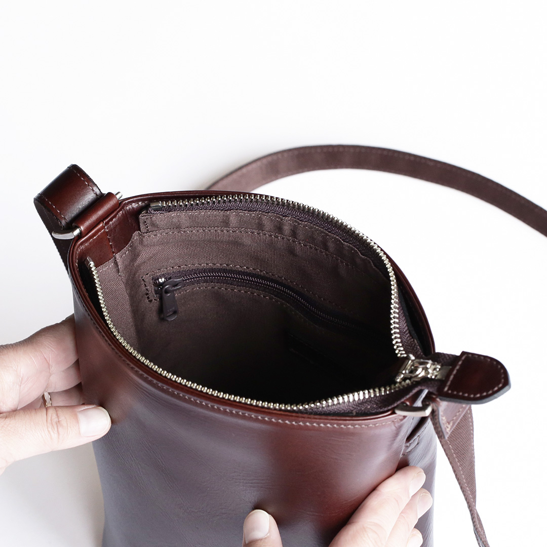 NENKE（ネンケ）レザーショルダーバッグ 正面側の内装のポケット