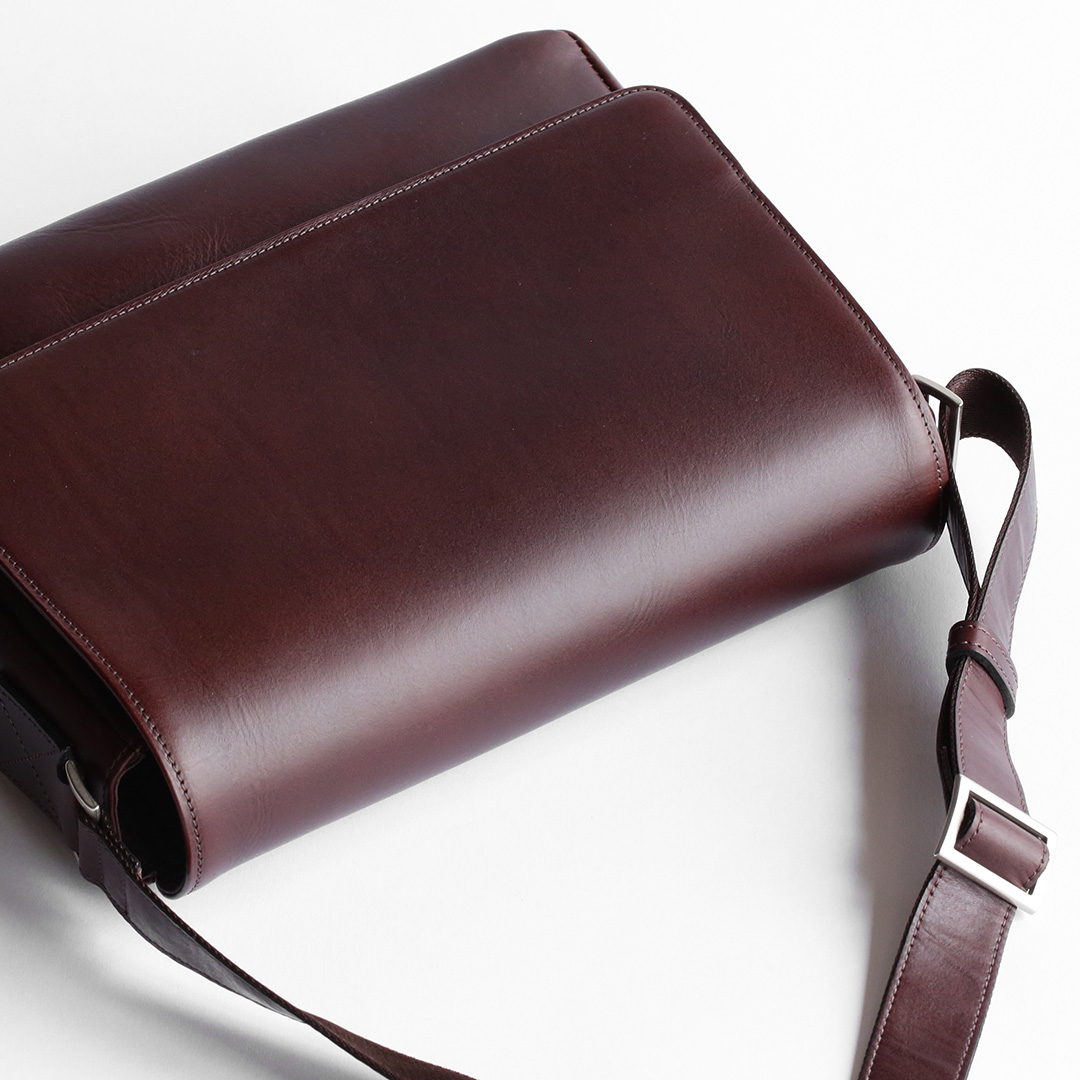 NENKE（ネンケ）フラップショルダーバッグ 革の質感