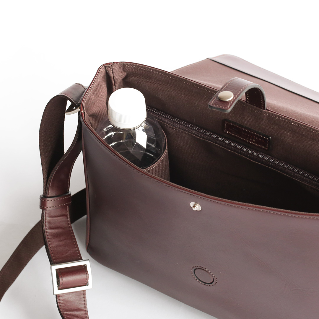 NENKE（ネンケ）フラップショルダーバッグ 内装のボトルホルダー