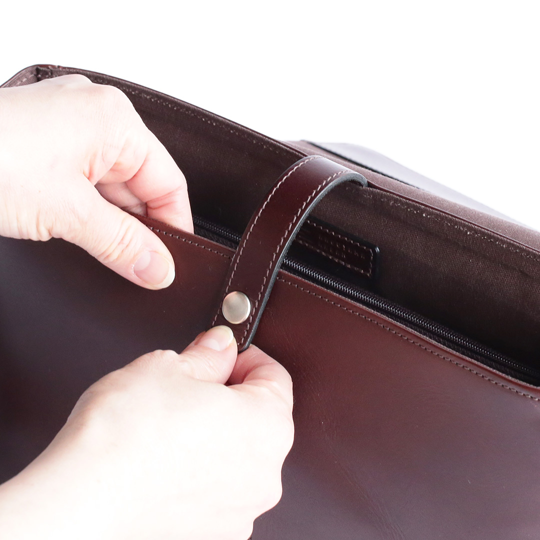 NENKE（ネンケ）フラップショルダーバッグ メイン収納のボタンホックの開閉