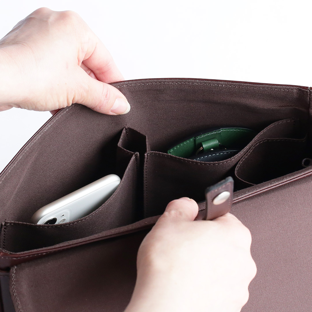 NENKE（ネンケ）フラップショルダーバッグ 内装の正面側のポケット