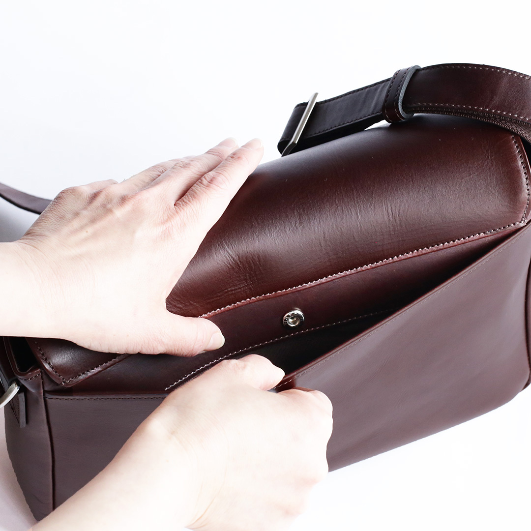 NENKE（ネンケ）フラップショルダーバッグ 背面側のオープンポケット