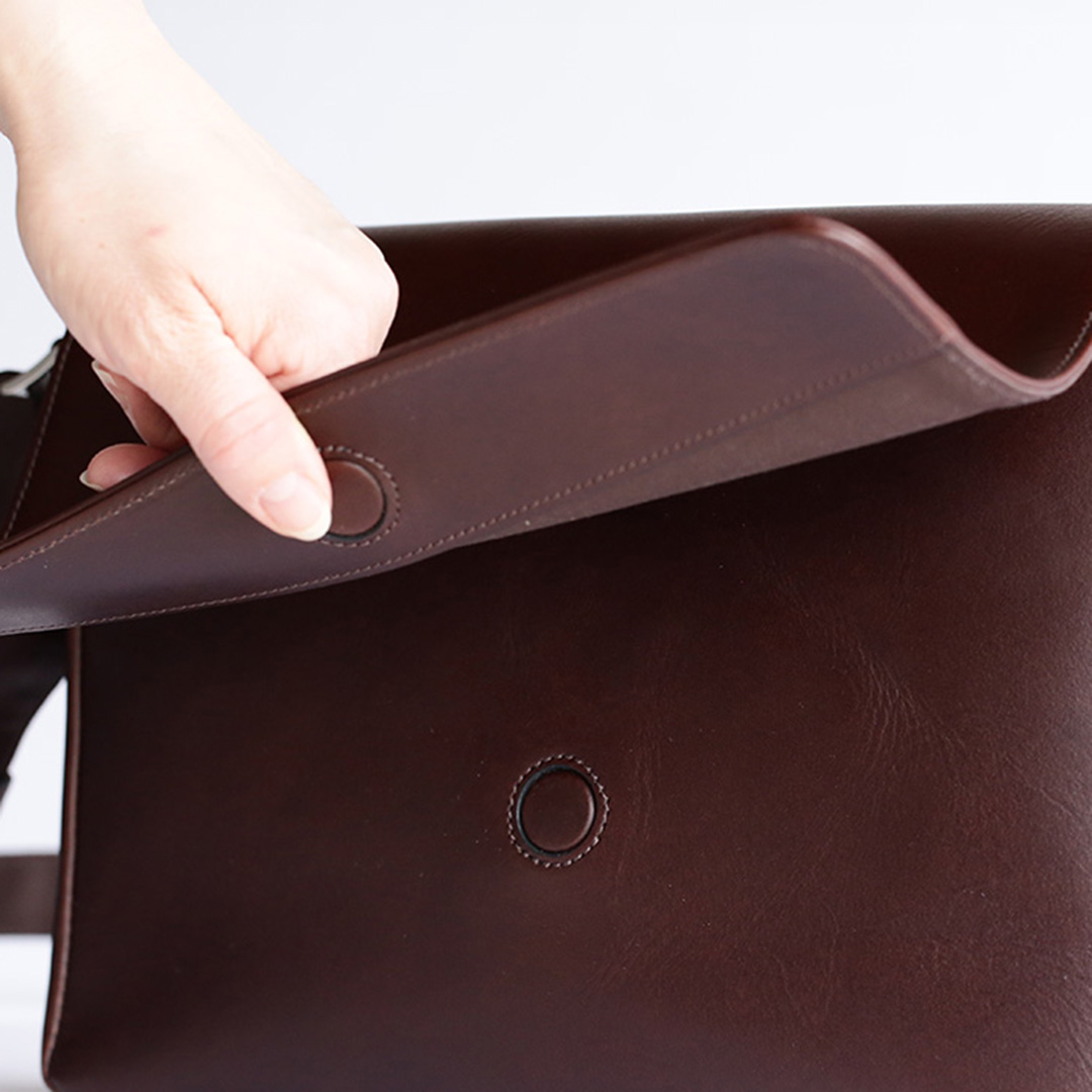 NENKE（ネンケ）フラップショルダーバッグ フラップのマグネットホック