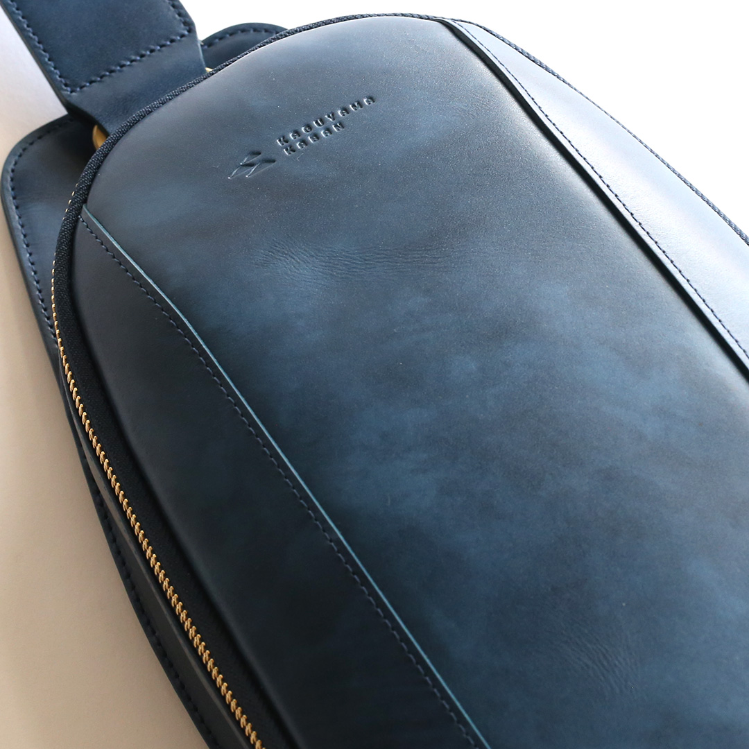 オリーブレザーボディバッグ 革の特徴