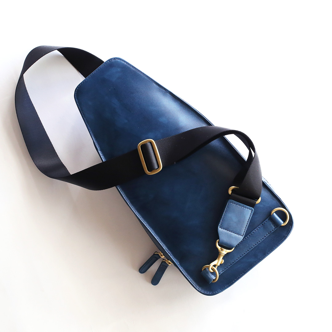 オリーブレザーボディバッグ 背面