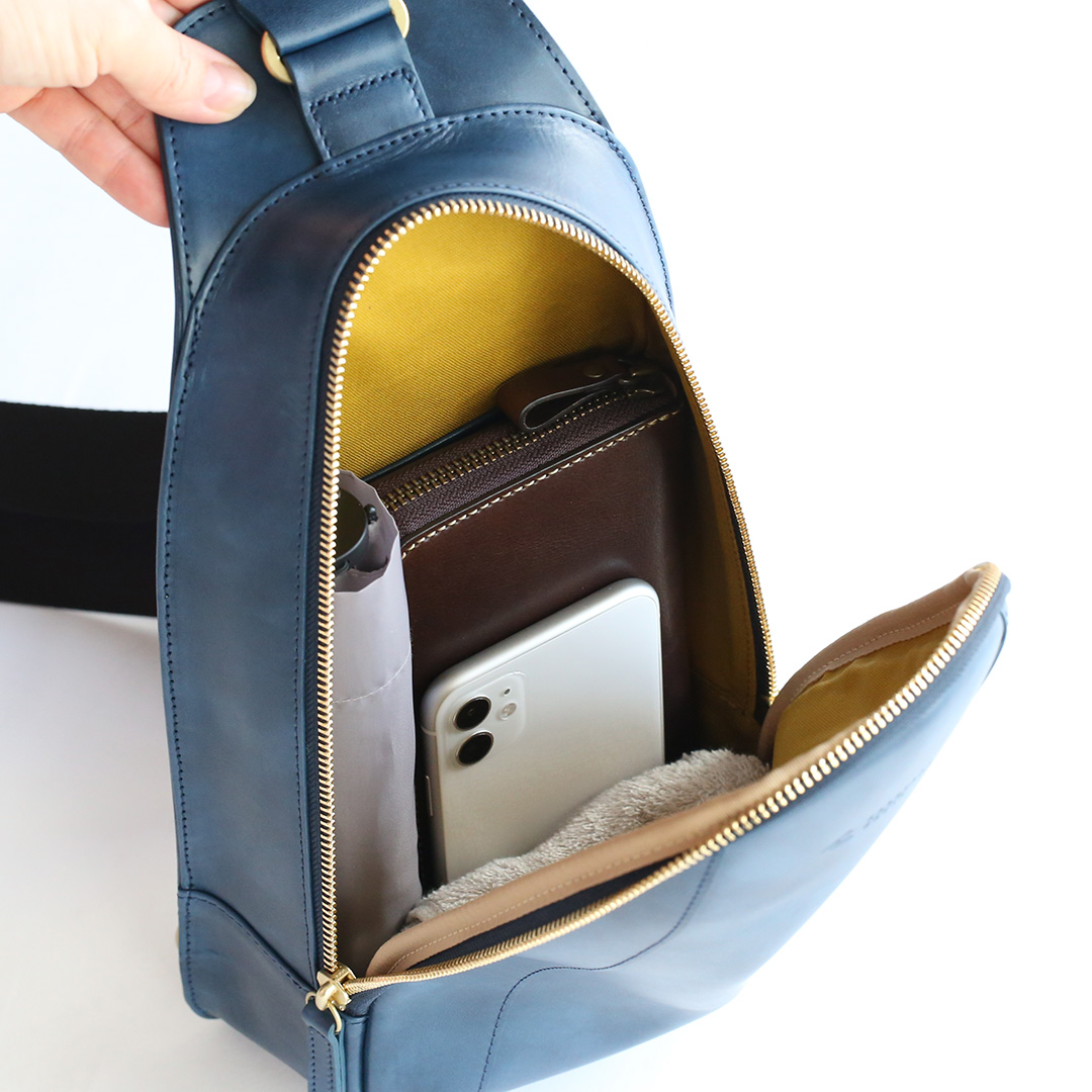 オリーブレザーボディバッグ メイン収納