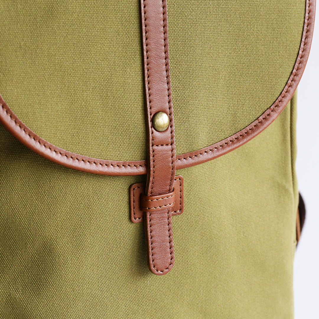 撥水パラフィン帆布スマートリュック フラップの差し込みパーツ