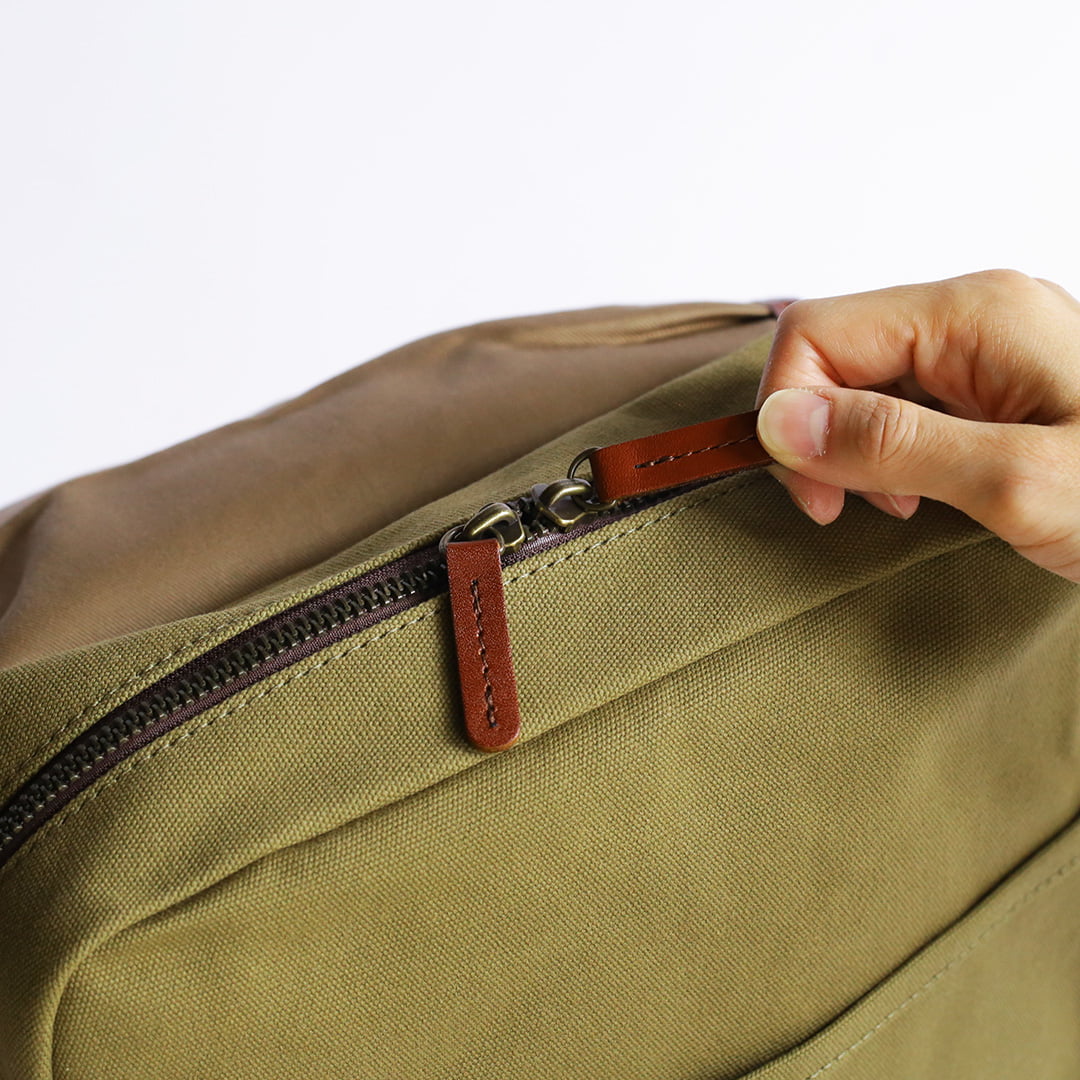 撥水パラフィン帆布スマートリュック メイン収納のファスナー