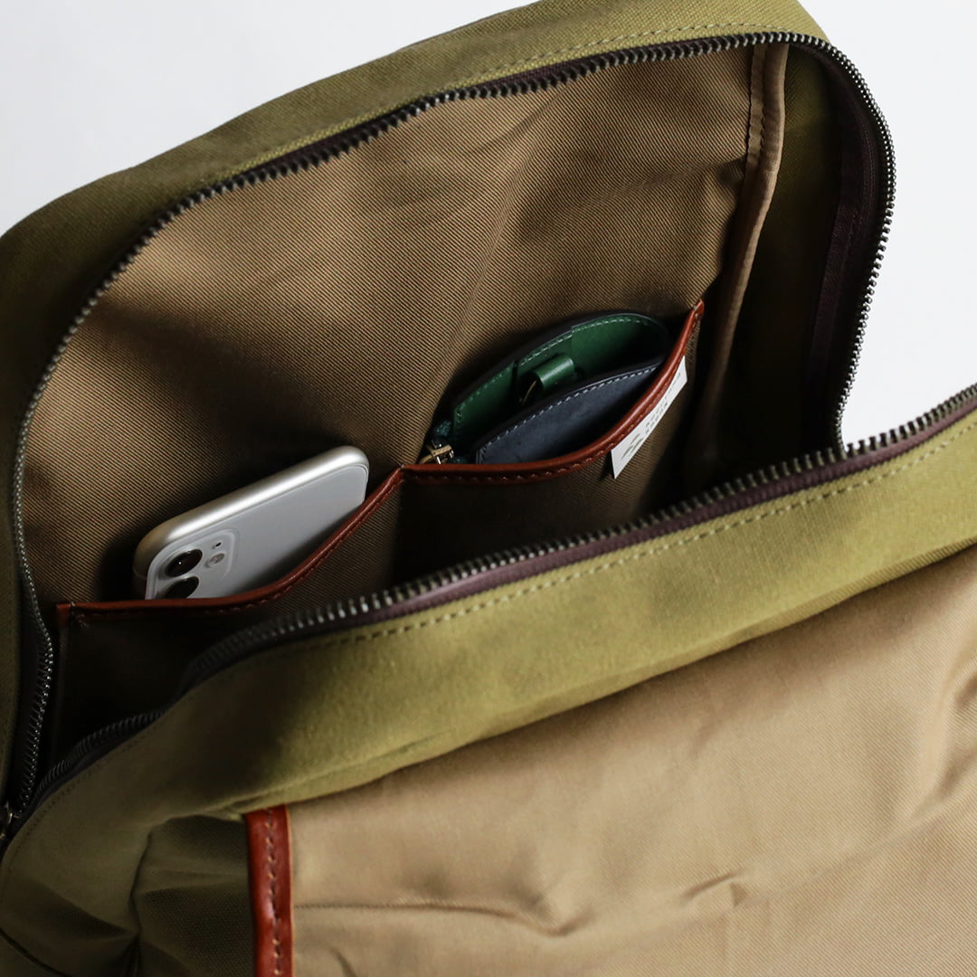 撥水パラフィン帆布スマートリュック 前面側のポケット