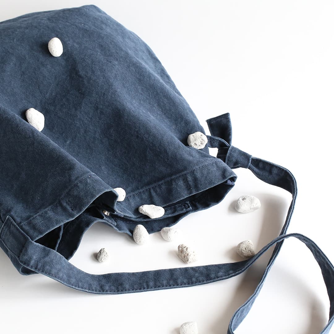 【洗えるカバン】帆布ショルダーバッグ(M)の生地と軽石