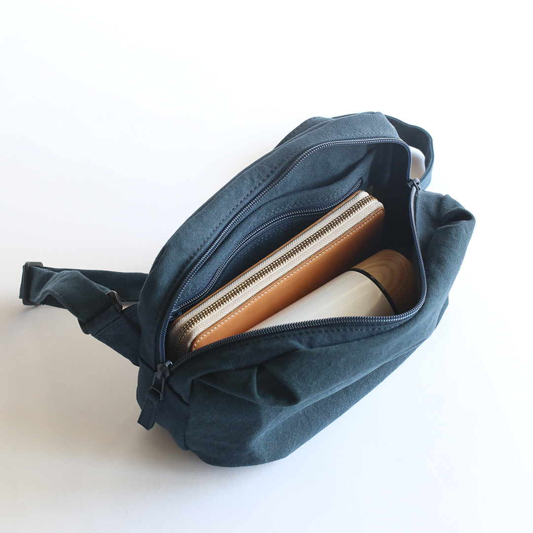 【洗えるカバン】スリングバッグミニ 長財布とミニボトルを収納力