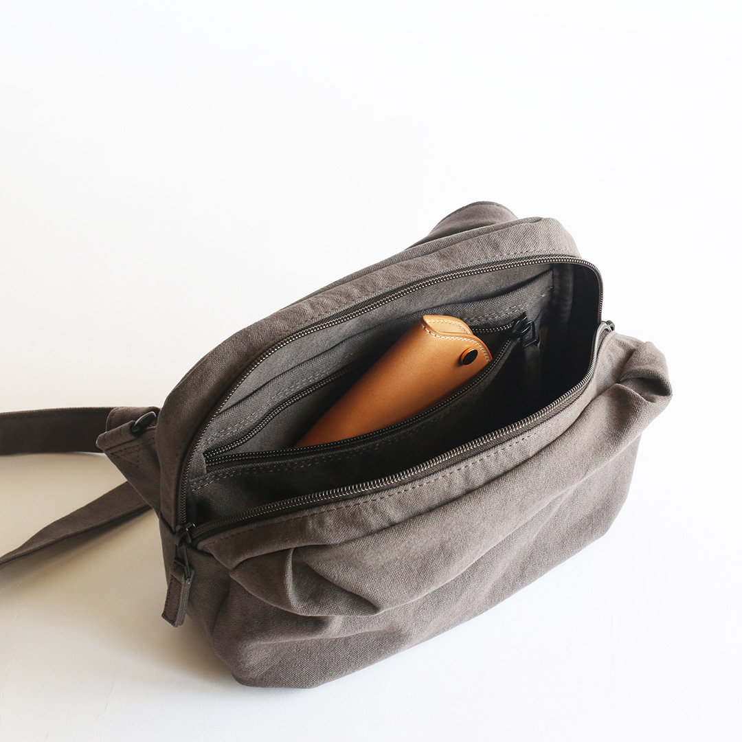 【洗えるカバン】スリングバッグミニ 内装のファスナーポケット