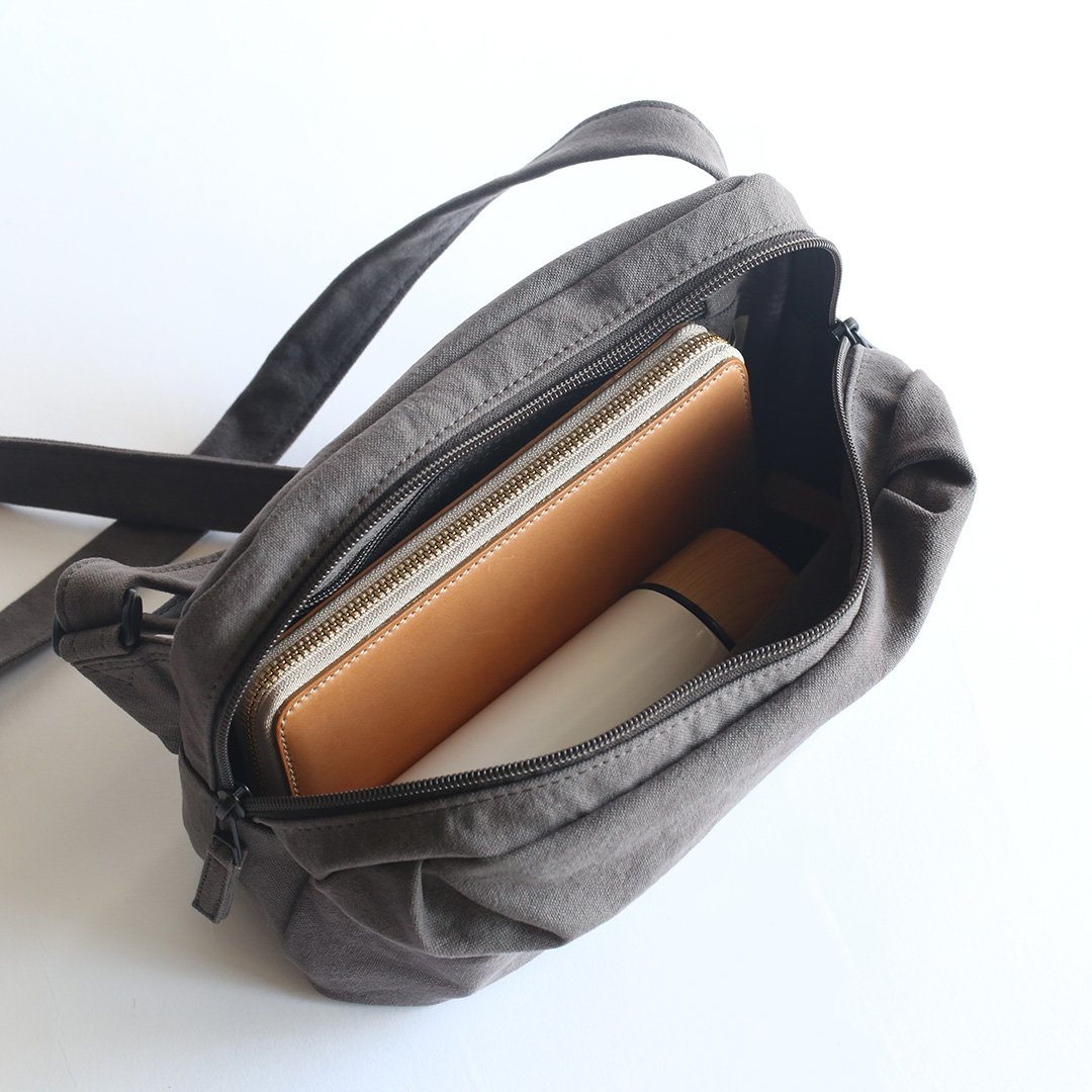 【洗えるカバン】スリングバッグミニ 長財布とミニボトルを収納力