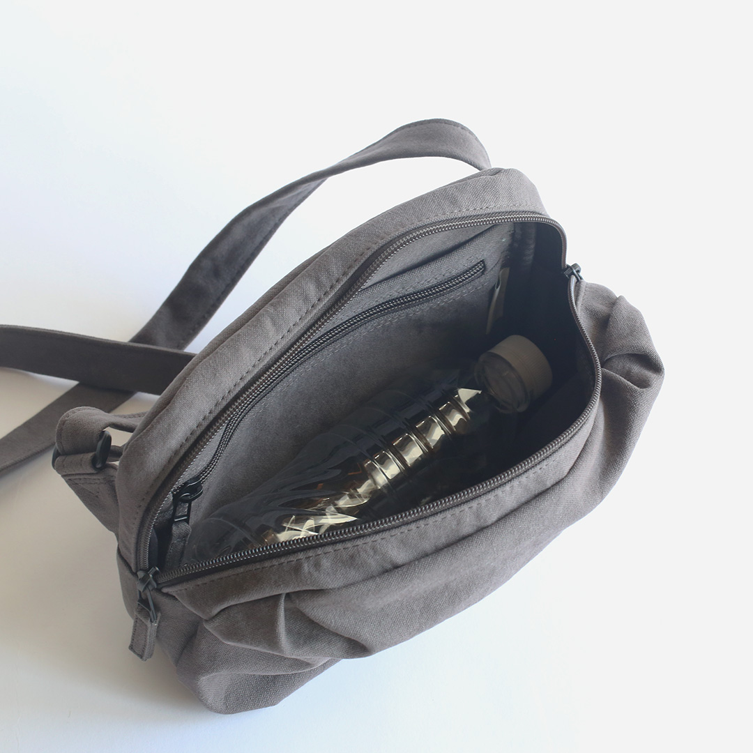 【洗えるカバン】スリングバッグミニ 500mペットボトルを収納