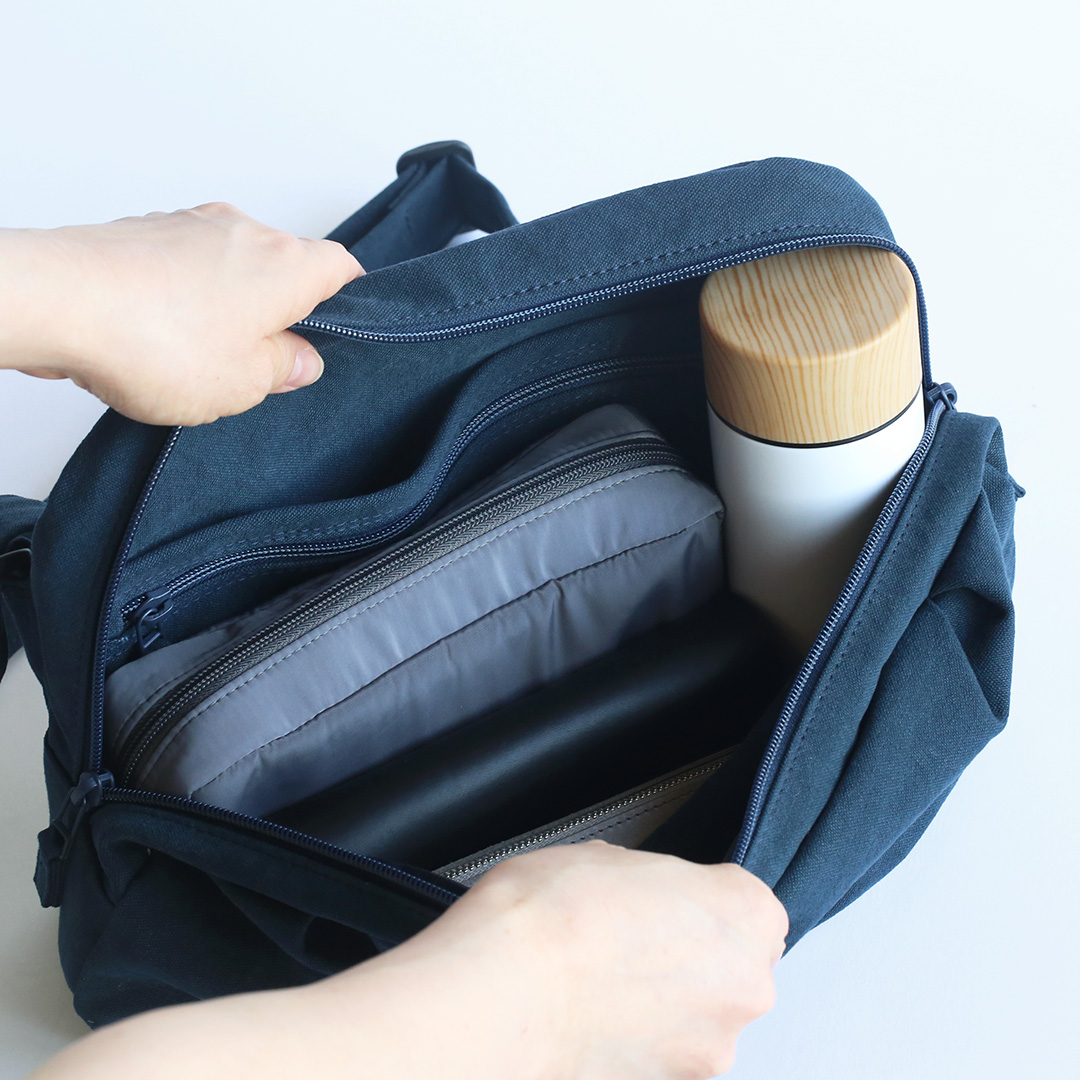 【洗えるカバン】スリングバッグ ポーチとミニボトルを収納力