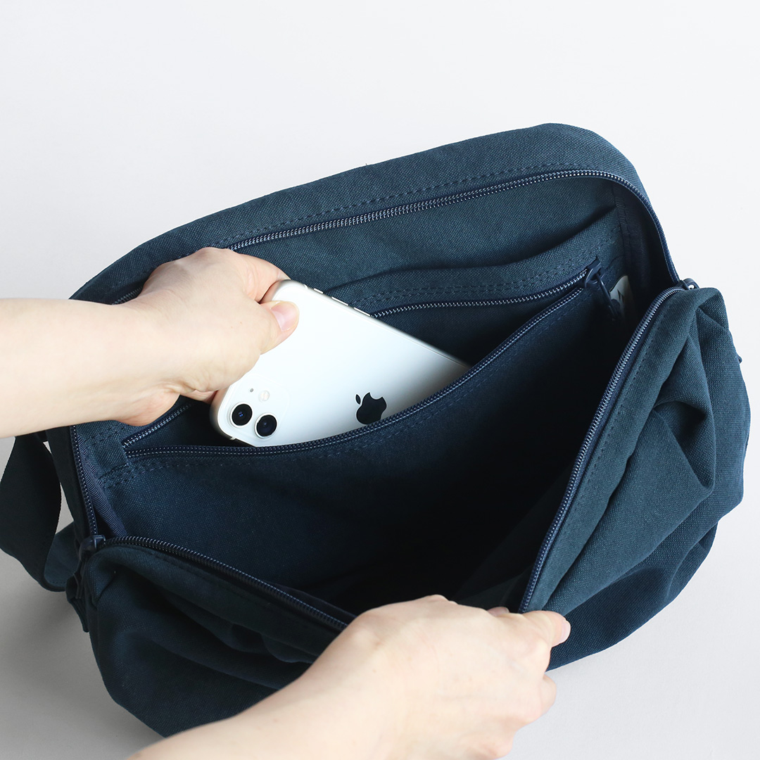 【洗えるカバン】スリングバッグ 内装のファスナーポケット