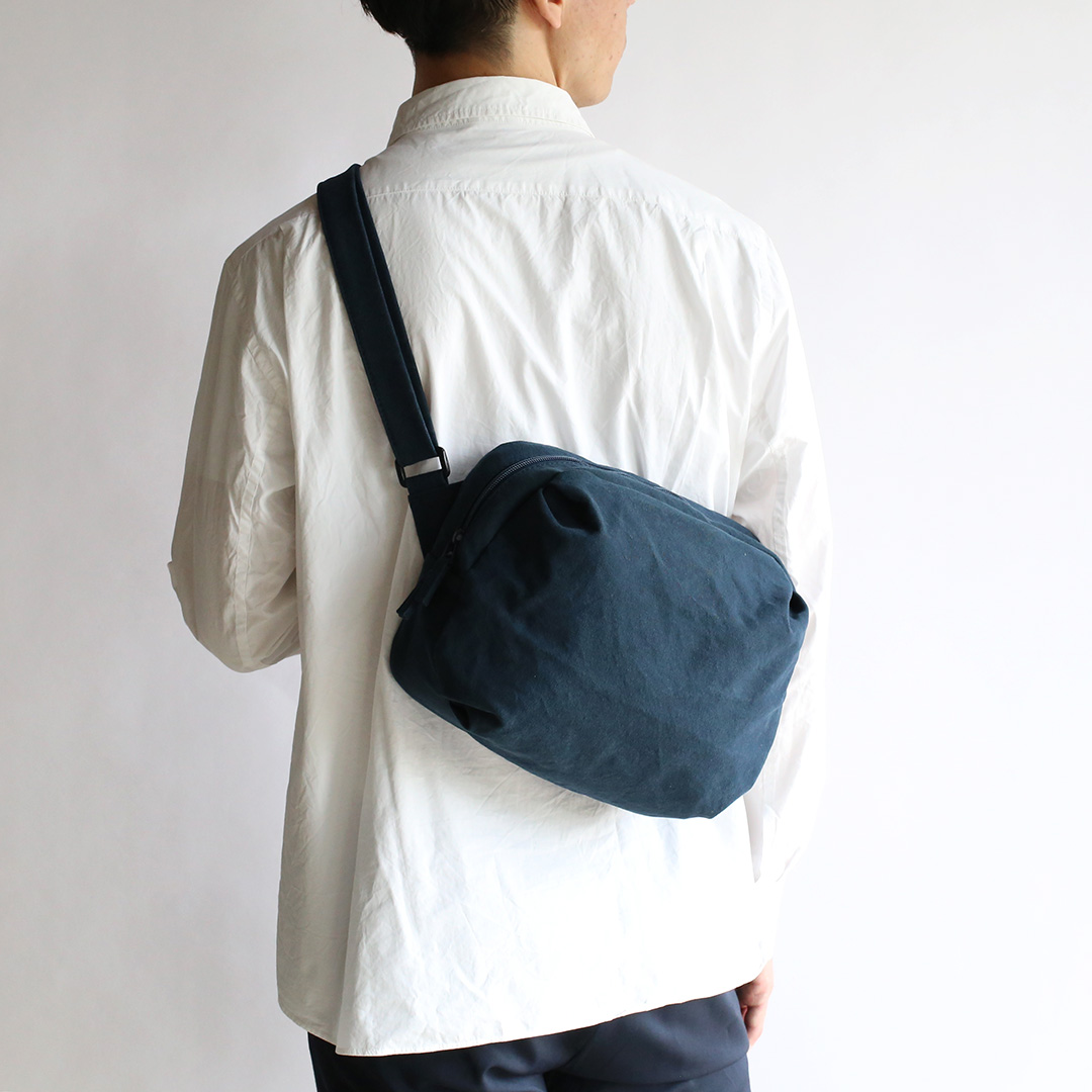 【洗えるカバン】スリングバッグ モデル着用