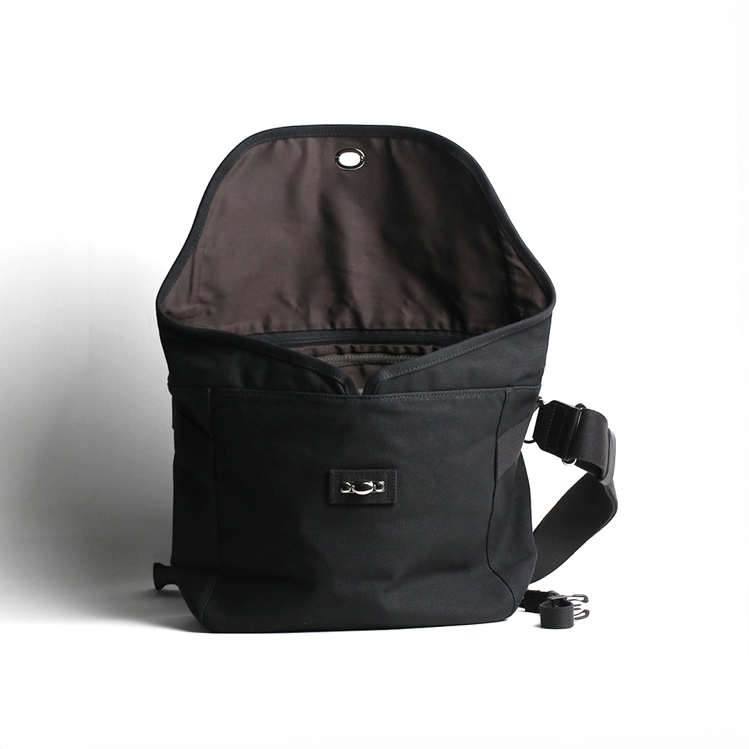 8号帆布A4メッセンジャーバッグのフラップ