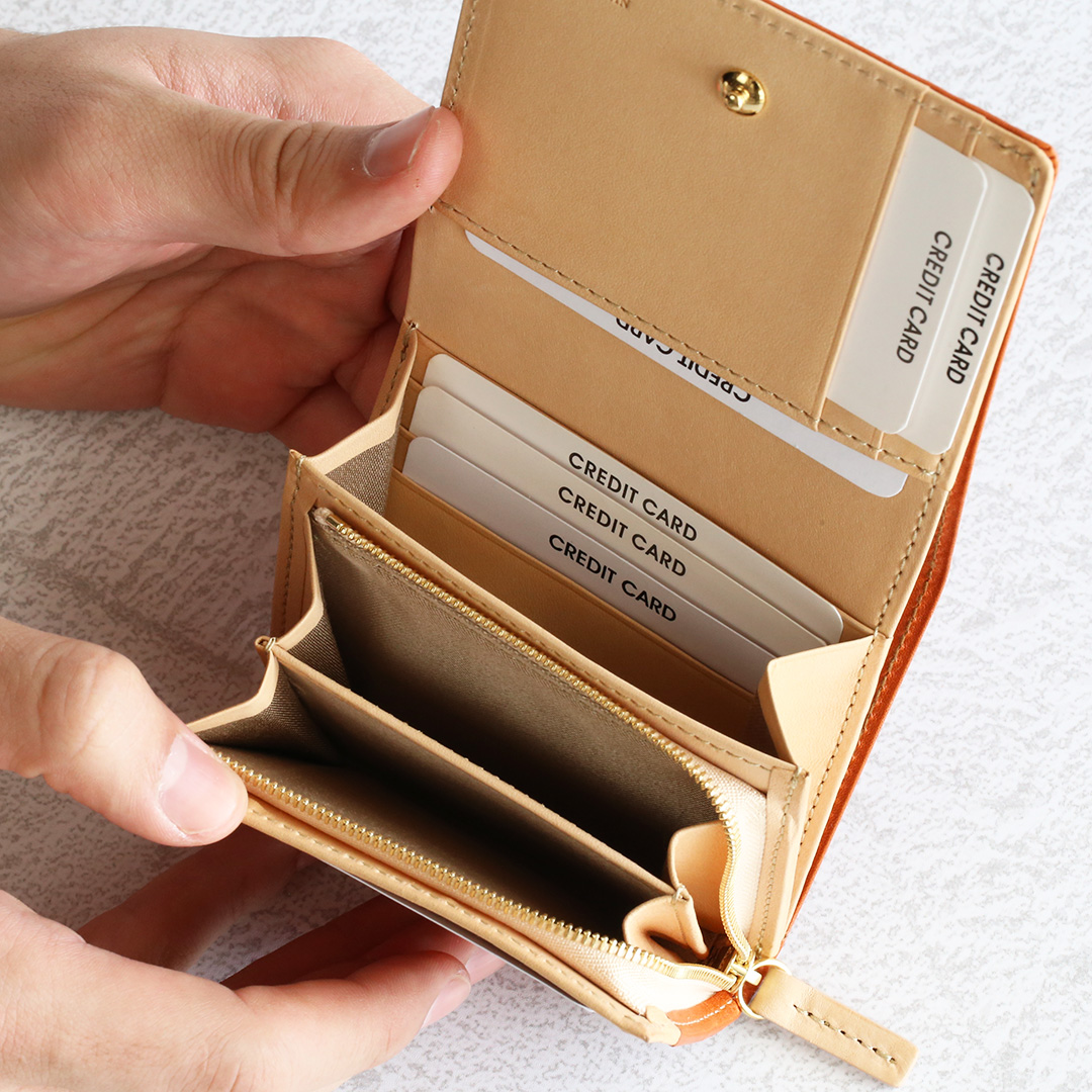 栃木レザー二つ折りミニ財布開けた内装カードポケット