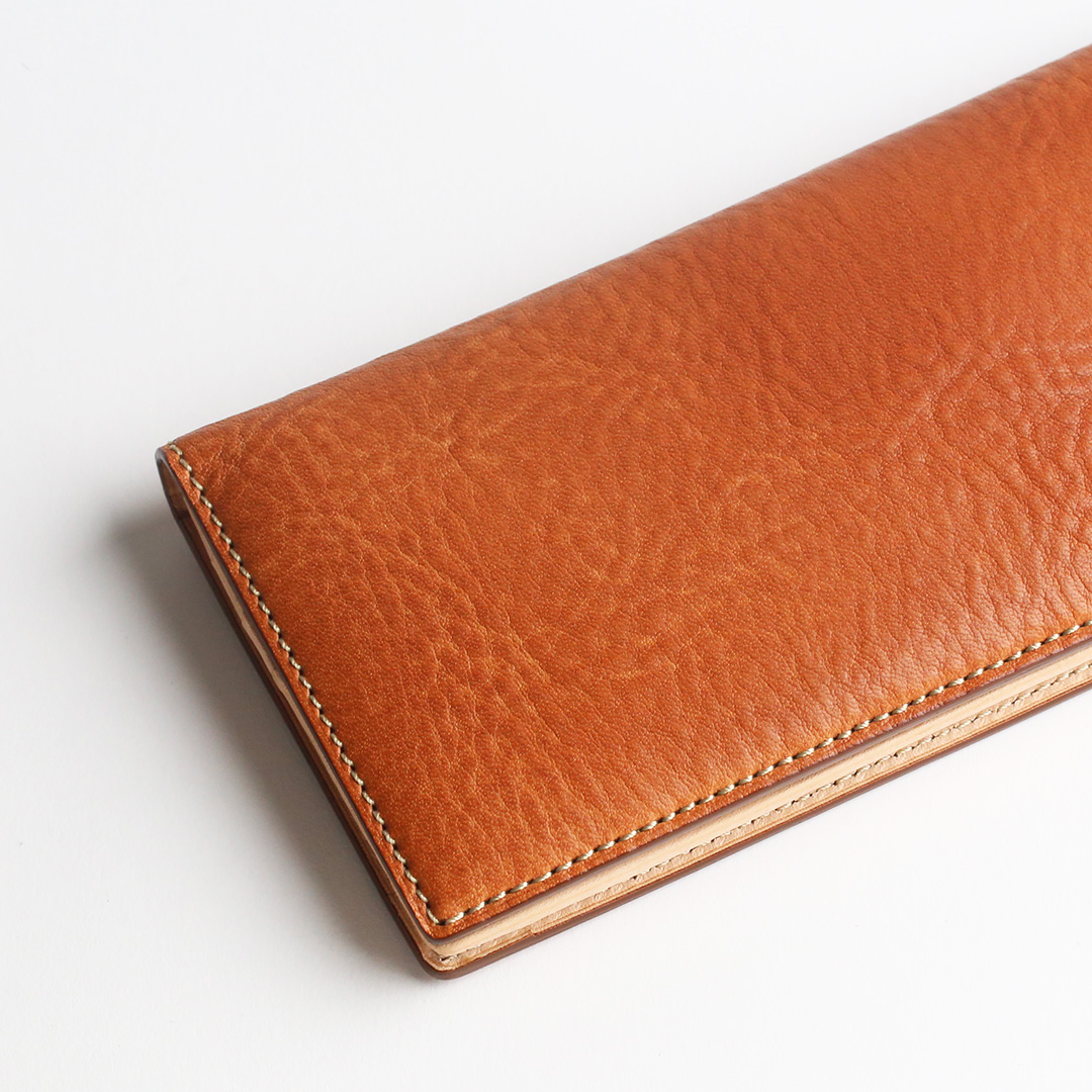 栃木レザー・オイルバケッタの長財布(束入れ)の表革の比較